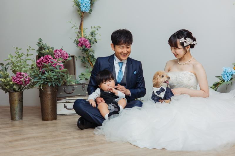 床に座って、いつもの笑顔で