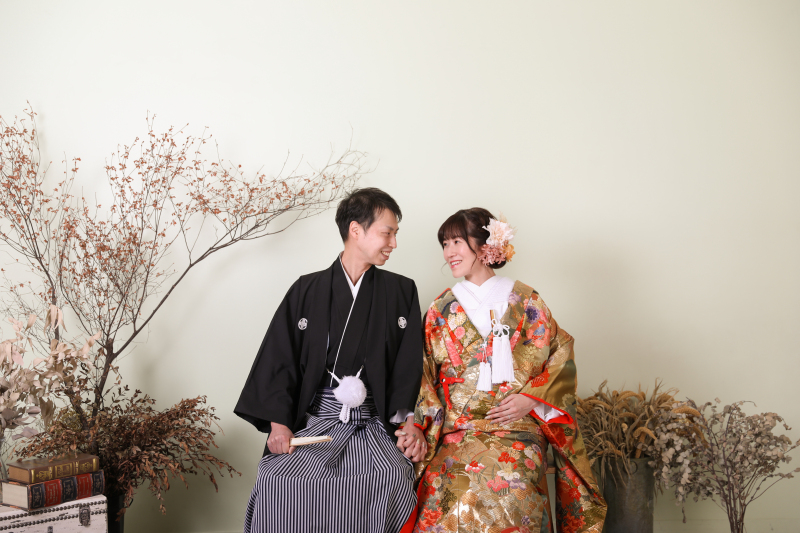 シンプルな背景に装花の彩を！