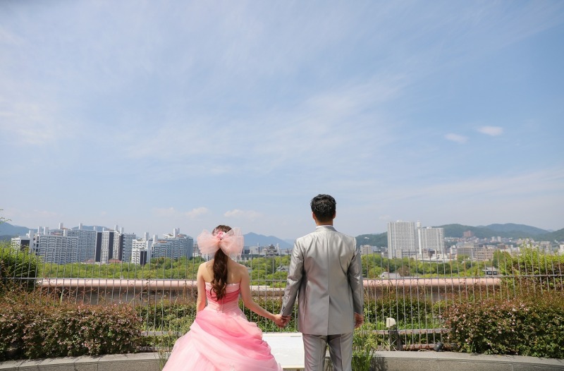 青空の下でお二人だけの空間を