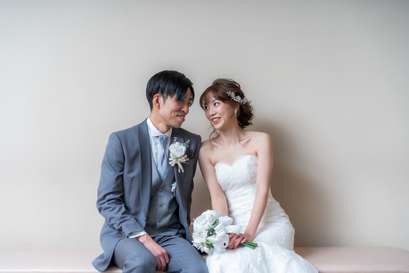 シンプルな背景にお二人の表情や衣裳が引き立ちます