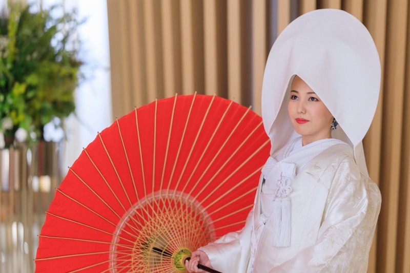 木製の背景には白無垢もピッタリです!