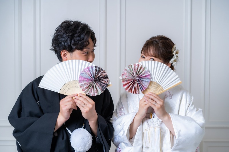 シンプルな背景でお二人の晴れ姿をより美しく！