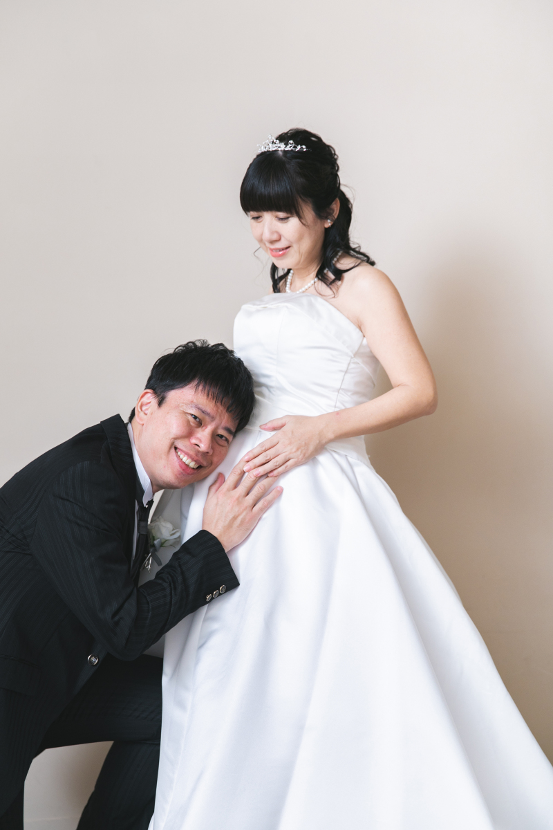 おなかに手をあてたショット