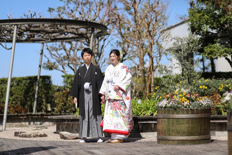 屋内とは違った雰囲気で残すウェディングフォト