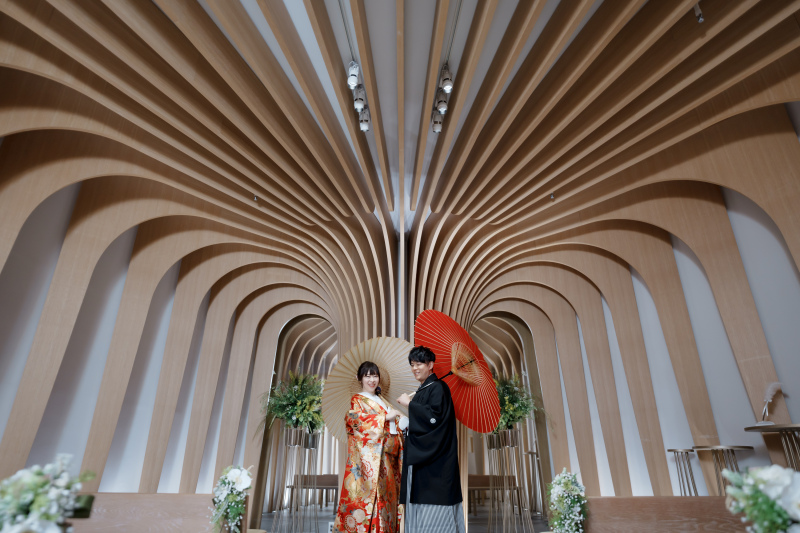 木の温もりが感じられる屋内型チャペル