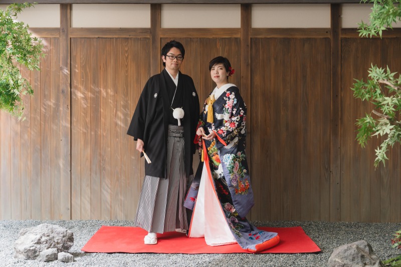 かっちりとした立ち姿で