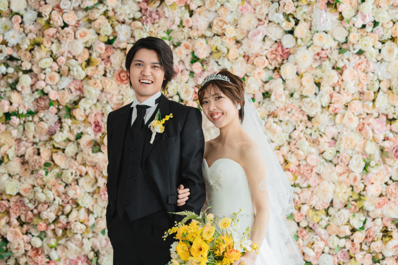 一面の花壁の前で