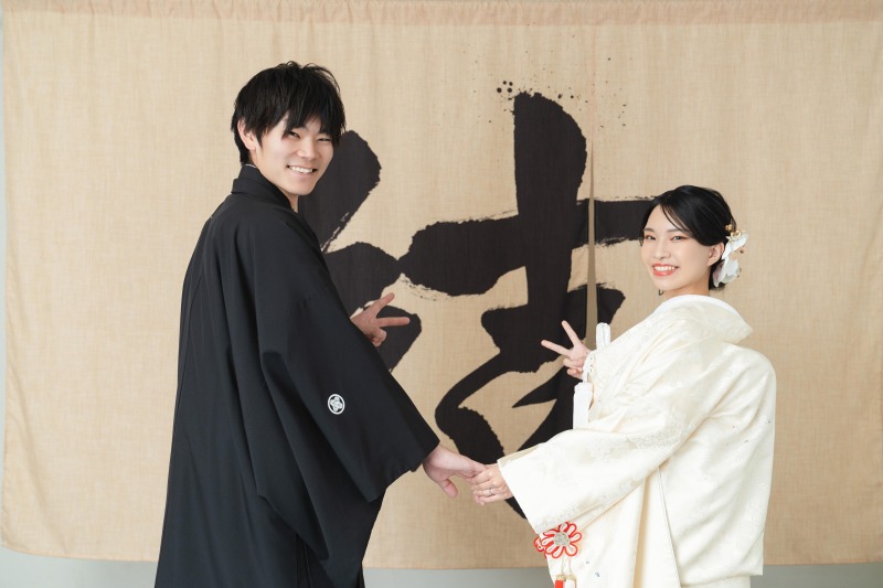 のれんの前でピース！