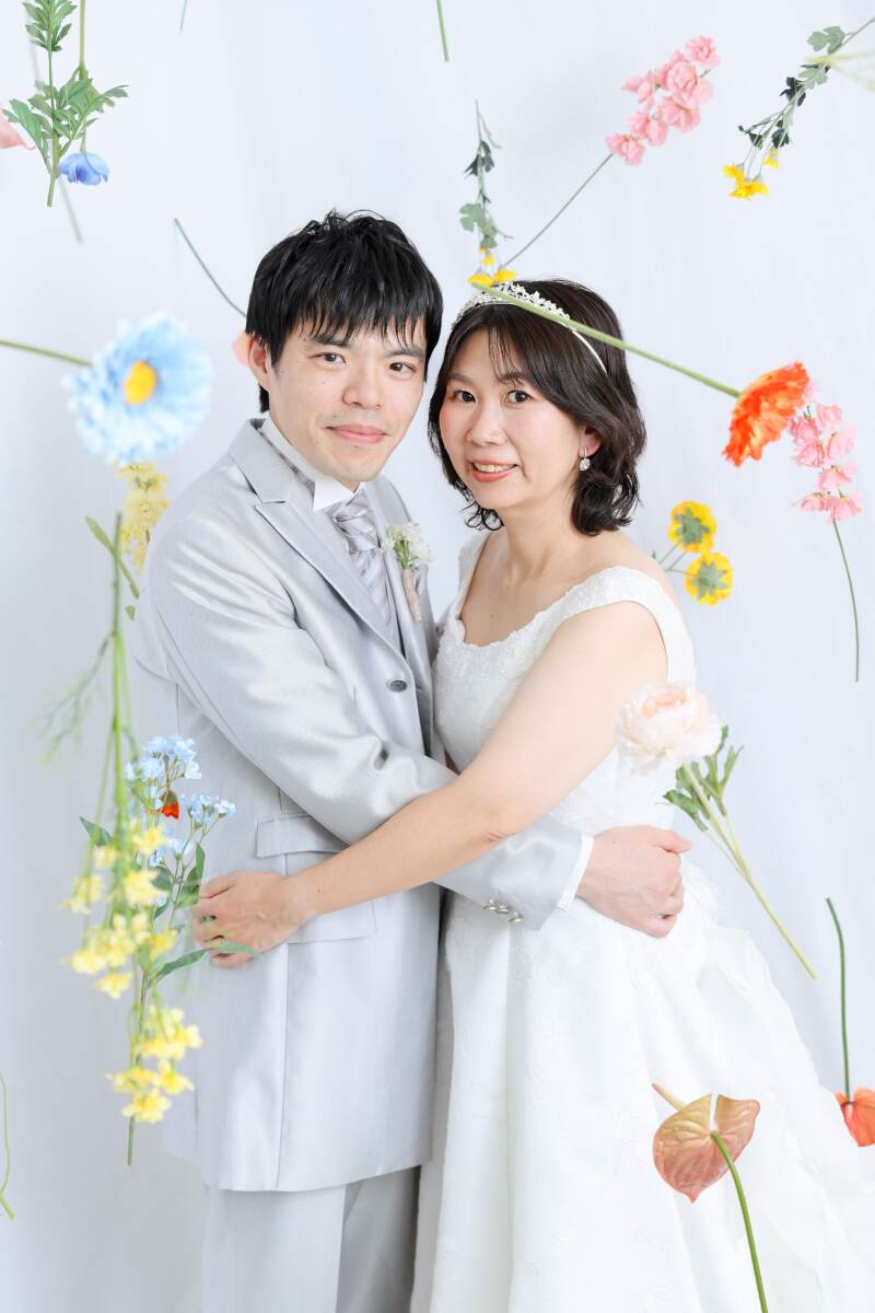 お花が降り注ぐような背景でも！