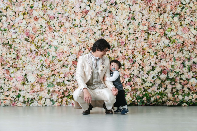 新郎様の腕にぎゅっと！