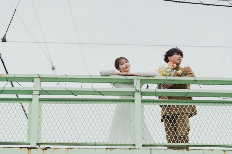 空をバックに爽やかな雰囲気で