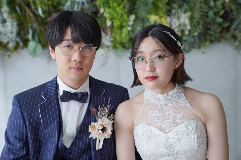 メガネやサングラスを掛けて。