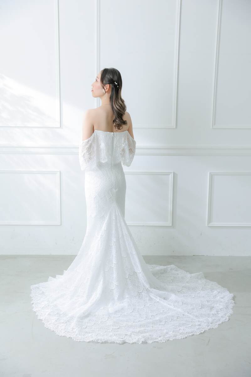 ドレスの後ろ姿も