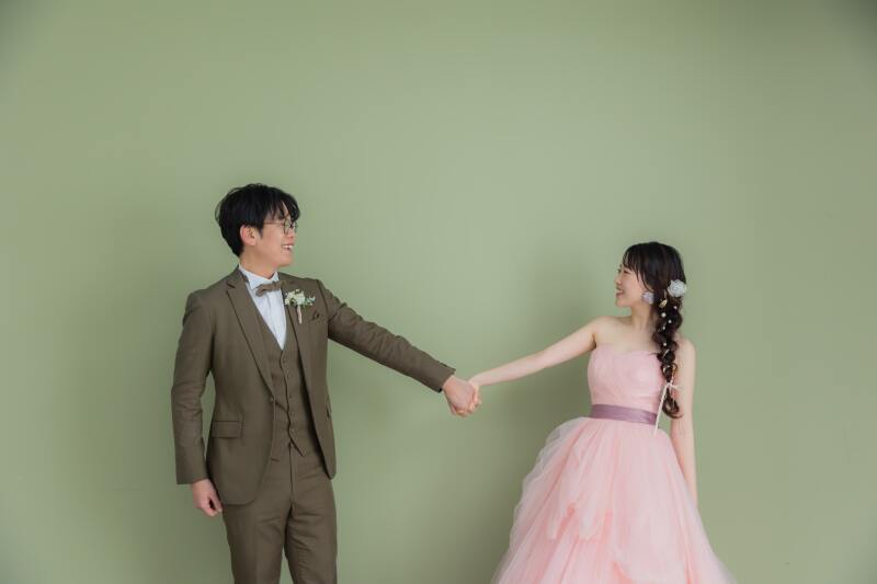 手を取り合って