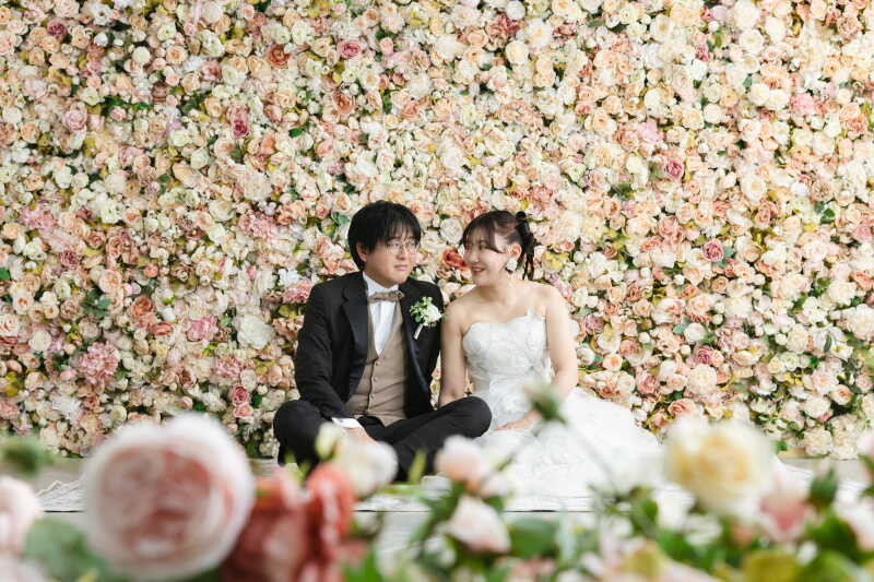 一面のお花の前で