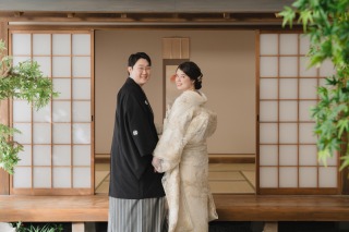 屋内庭園でおふたりらしいお写真を