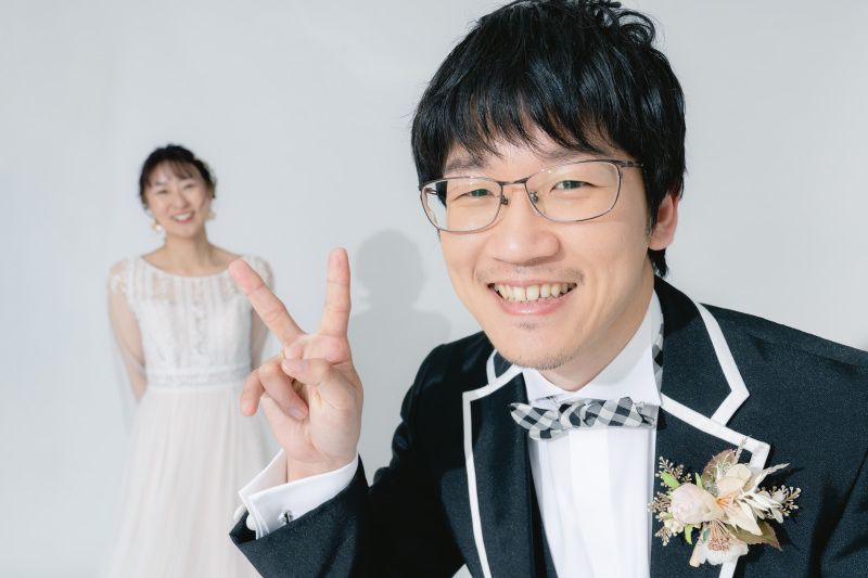 カメラを覗き込んで