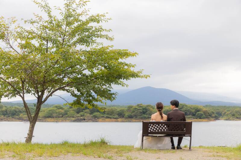 ベンチに腰掛けて