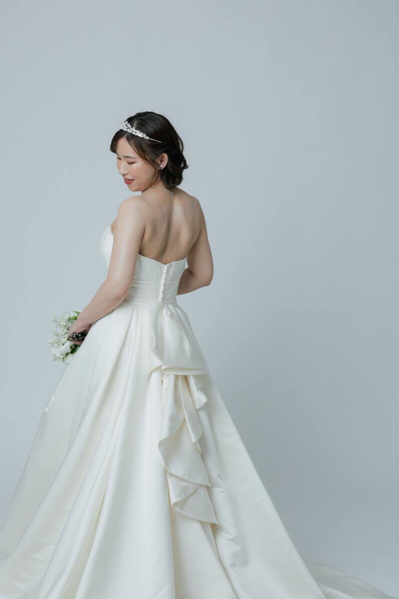 後ろに流れるドレス