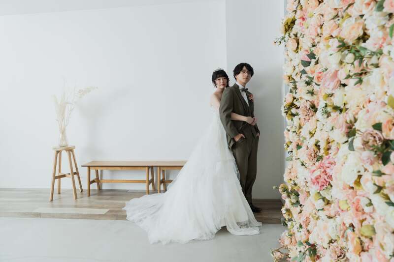 お花の背景と白壁と