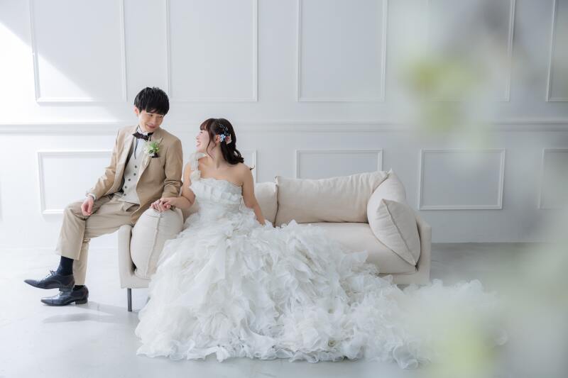 ソファに腰掛けて