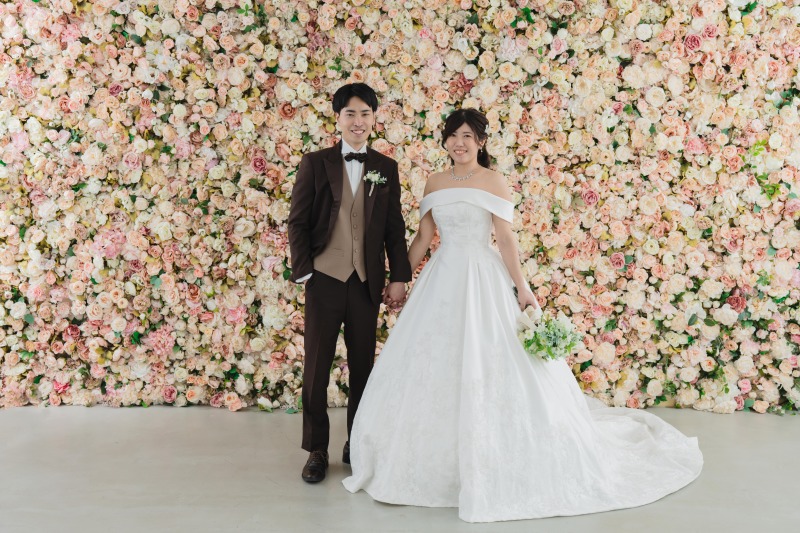 手を繋いだポーズで