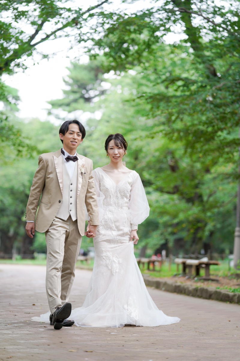 手を繋ぎながら