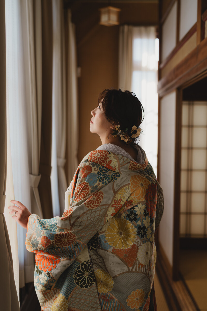 窓際で
