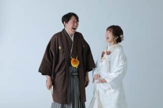 シンプルな背景だからこそお二人らしさを！