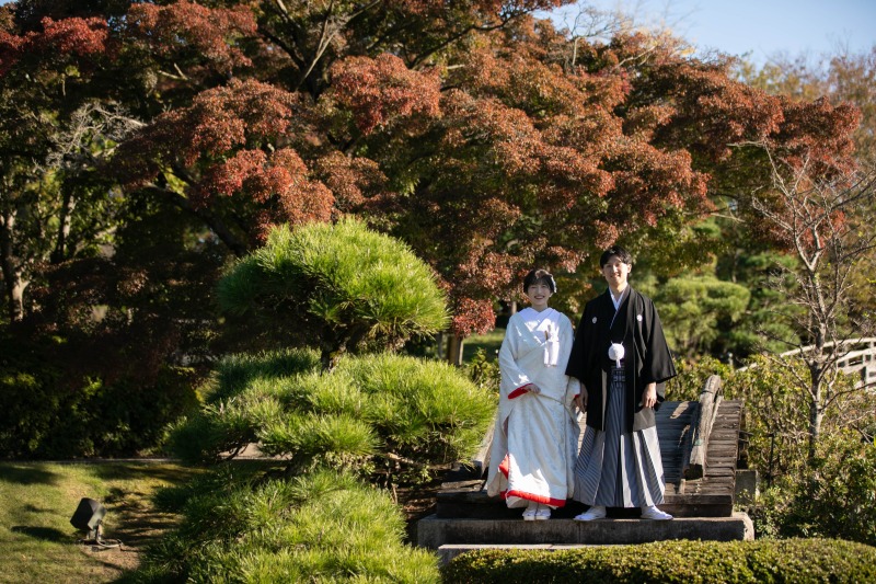 紅葉をバックに