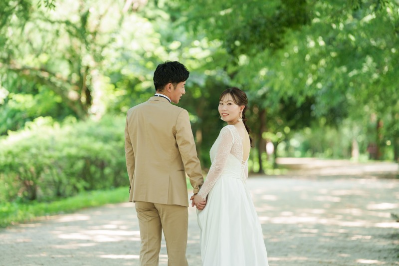 抜け感のある木漏れ日の綺麗な道で撮影