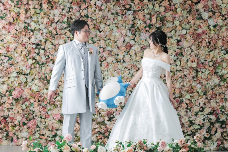 ぬいぐるみと手を繋いだカットも！