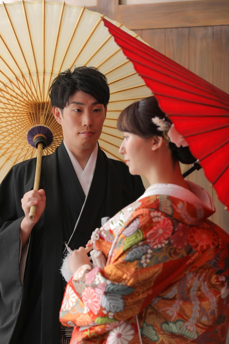 見つめる...