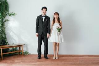 洋装のハウススタジオでオシャレに