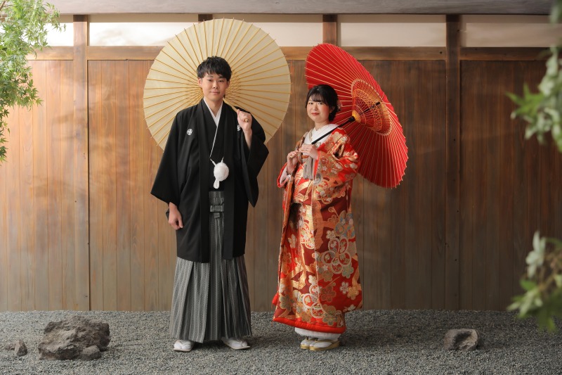 初めは和傘を持って