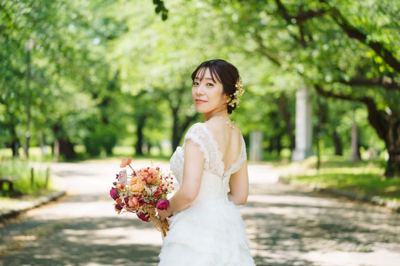 見返りの新婦さん