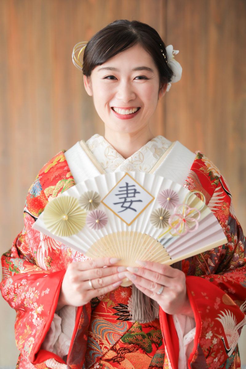 扇子を持って