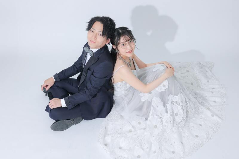 座ったポーズでカジュアルに