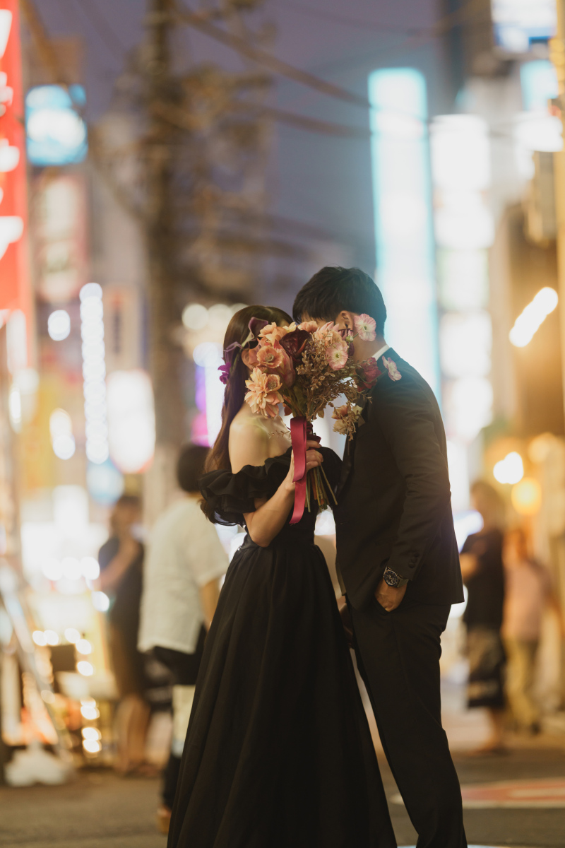 ネオンの光の中で