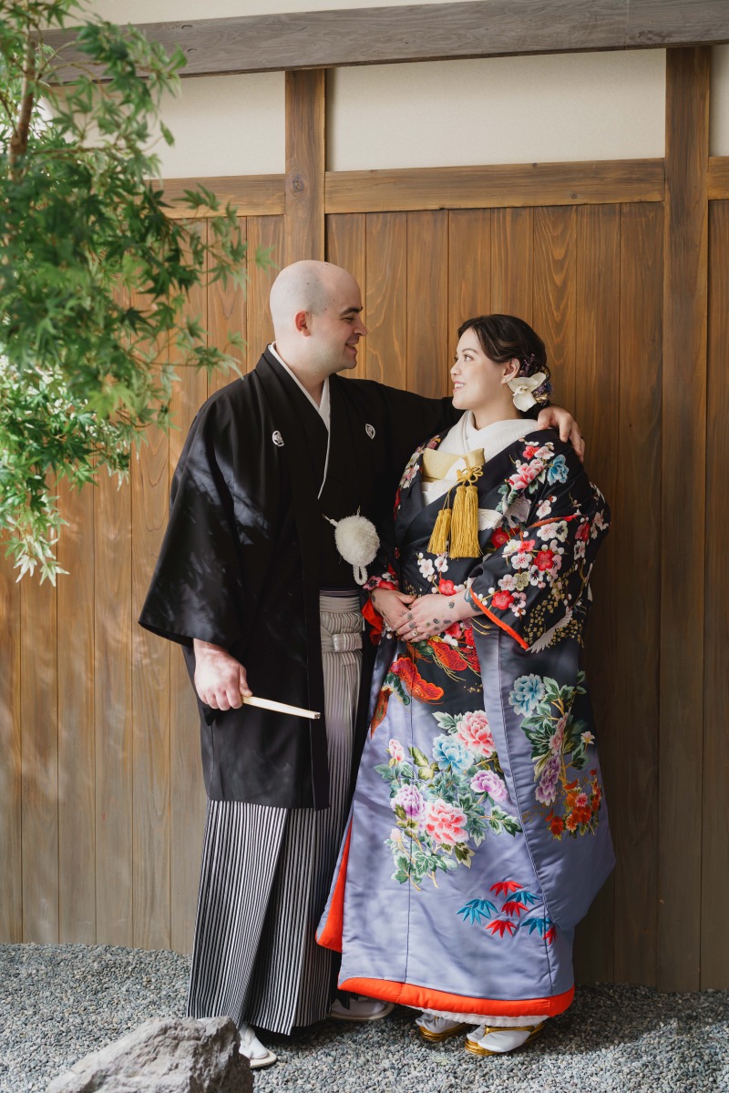 肩を寄せ合って