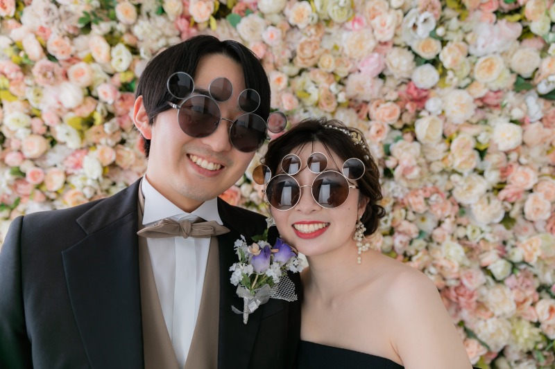 お揃いのサングラスを使って