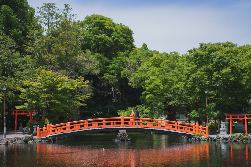 湧玉池に反射する橋とおふたり