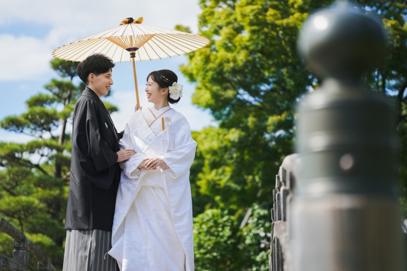 一つの傘に入って。