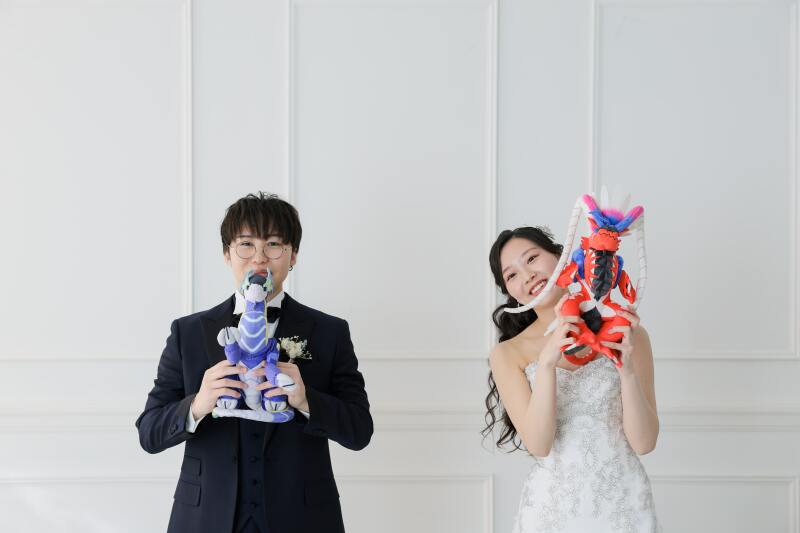 ぬいぐるみの陰から...