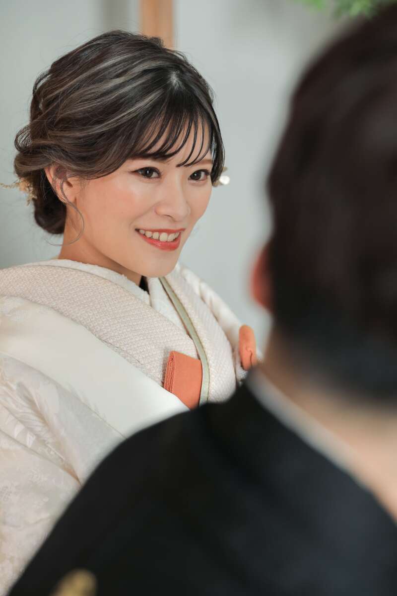 ご新郎様を見つめるご新婦様