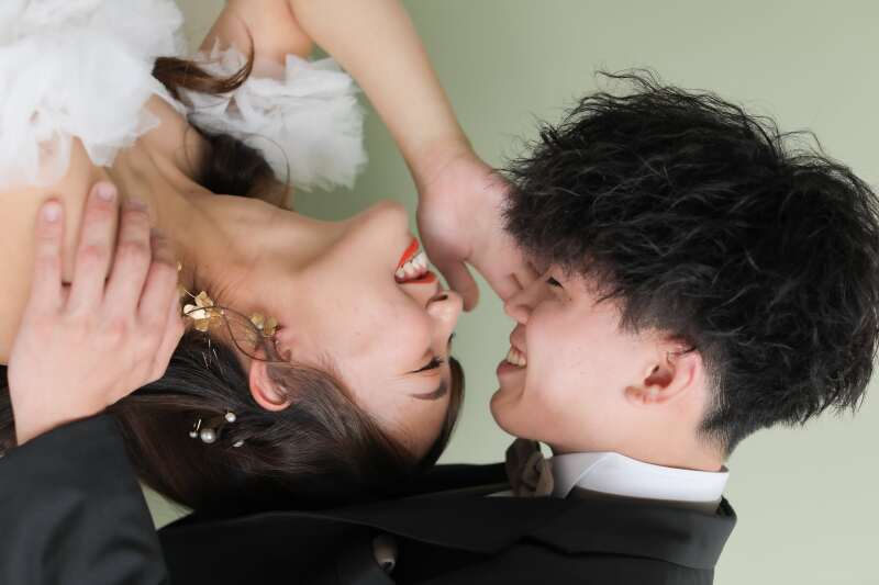 お二人らしいポージングで