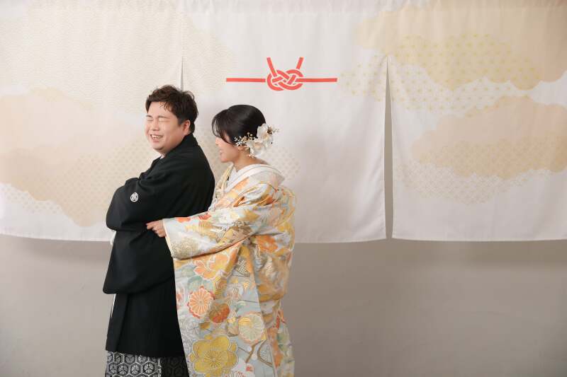 後ろからハグして