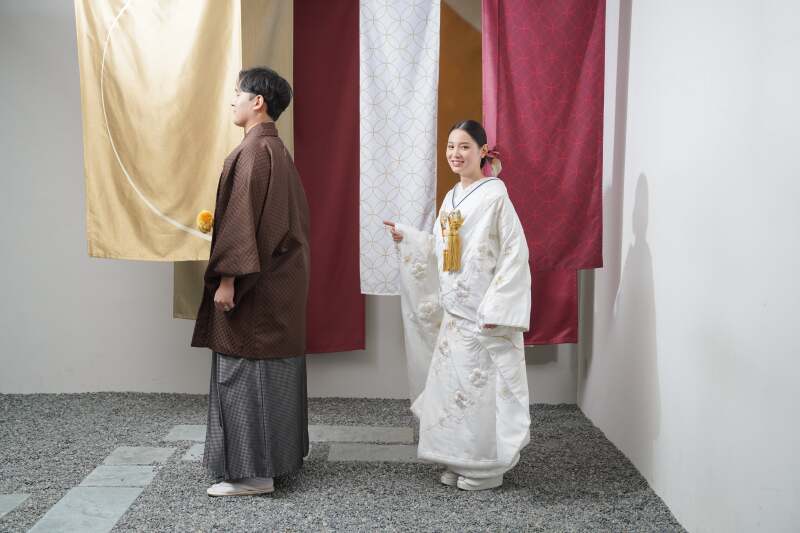 いたずらっぽく。