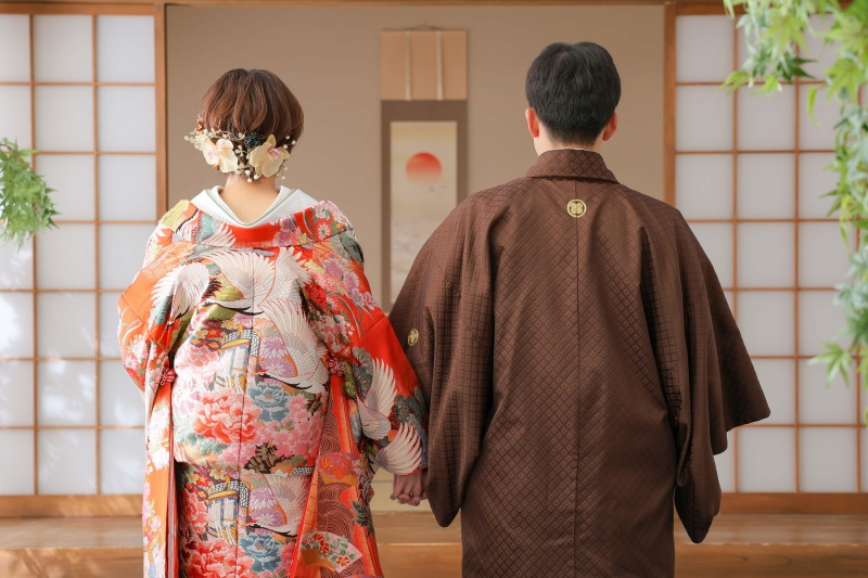 後ろ姿も華やかに