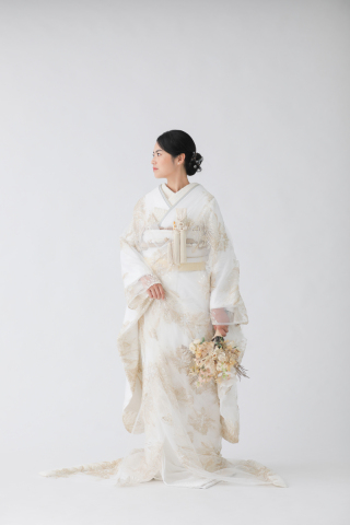 無地のスタジオで。